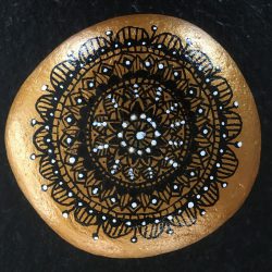 Steine bemalen - Mandala gold